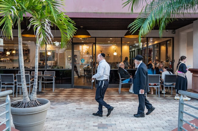 Boca Pointe residents enjoy using the many amenities around the neighborhood.