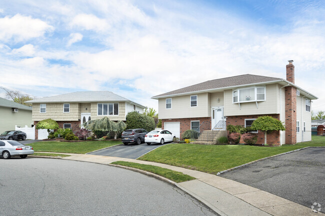 Hi-Ranch style homes are very common in Plainedge, NY.