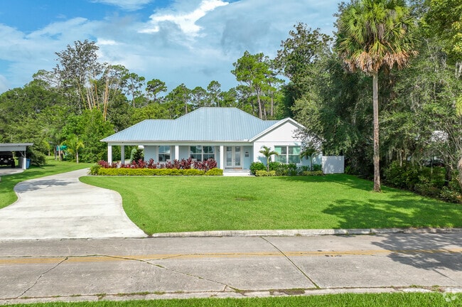 A one-story contemporary home in Winnemissett Park offers lakefront living with style.