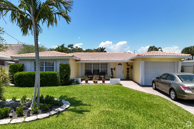 Traditional single-family home with a beautiful front garden in Boulevard Park Isles.