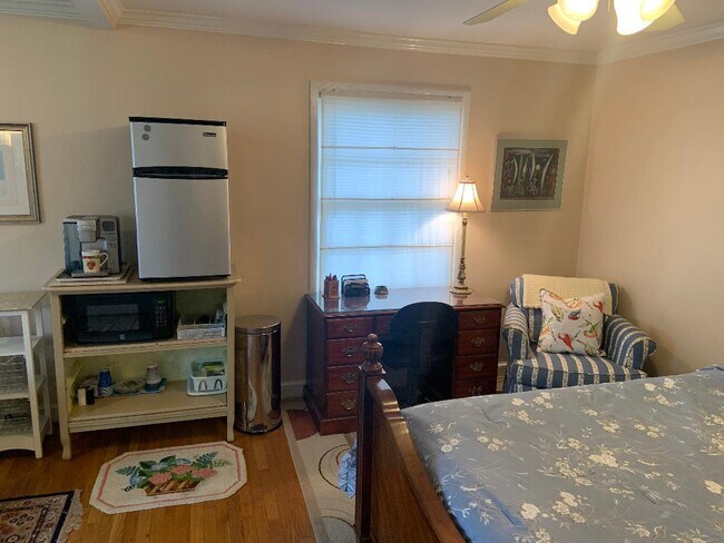 5804 Searl Terrace unit Private Primary Suit, Bethesda, MD 20816 - photo 4