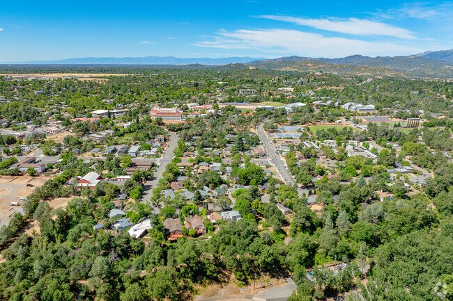 Grid style streets make Lakeview easily manageable.