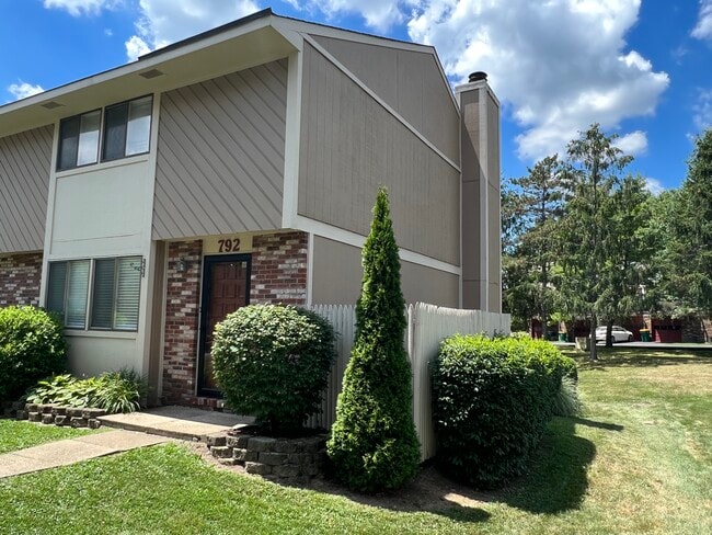 792 Wheatland Cir, Bridgeville, PA 15017 - photo 2