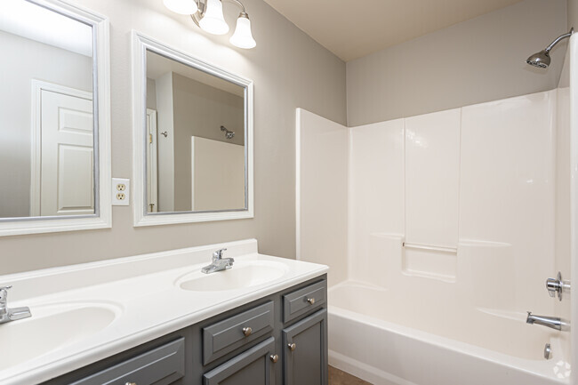 2BR, 2BA - 1,060SF
