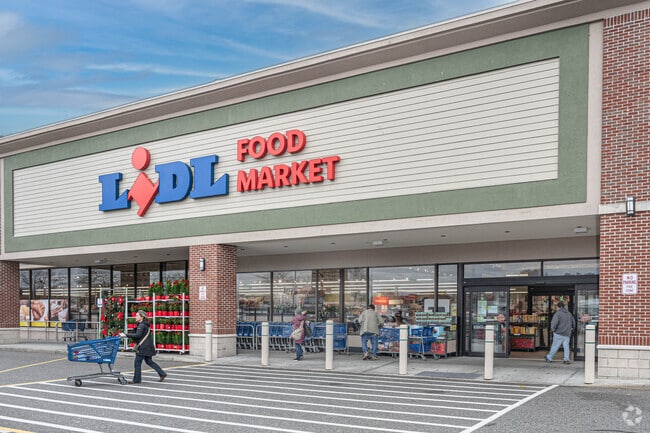 Lidl on Sunrise Highway serves Oakdale locals.