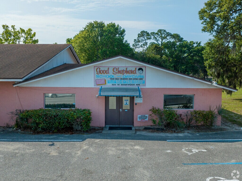 Good Shepard Christian Academy has a student-teacher ratio of 10-1 in Ribault.