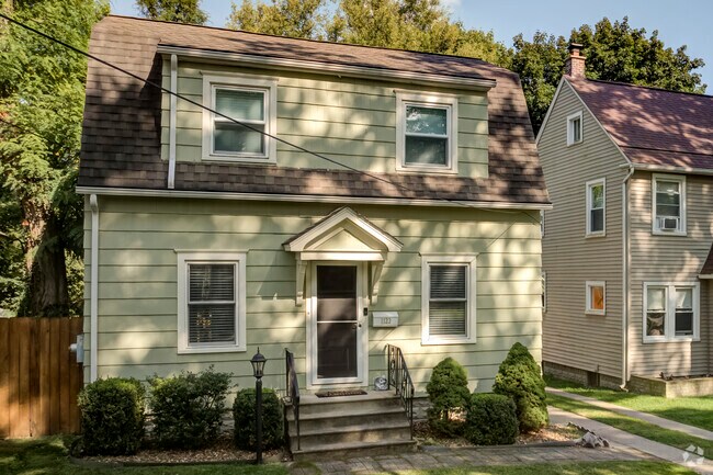 Homes in Mound sit on cozy, well-maintained lots.