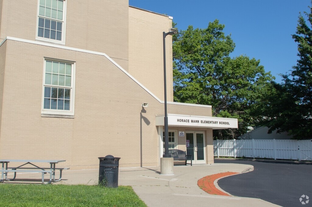 Entry shot for Horace Mann Elementary School.