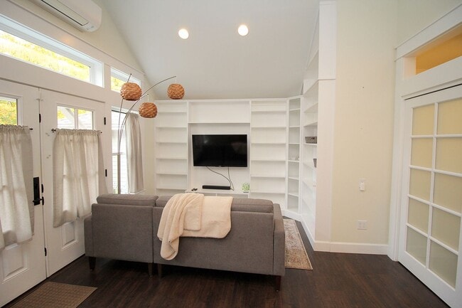 816 NE Imperial Ave, Portland, OR 97232 - photo 4