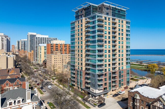 Condos line the Lower East Sides eastern edge, with great views of Lake Michigan.