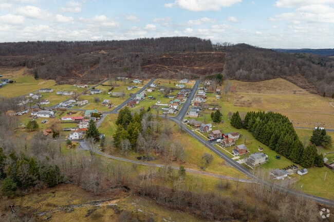 Homes in Elder sit at the foot of the mountains.