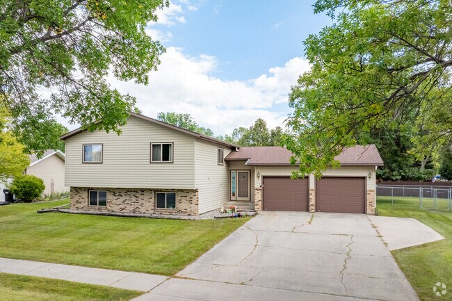 Bi-level homes are popular in South High as with most of Fargo.