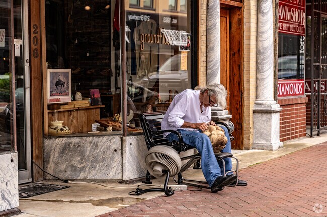 Find an eclectic store in downtown Paducah near the Hickory neighborhood.