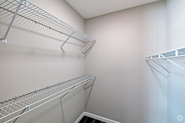 1 BD, 1 BA - 660 SF - Walk in Closet