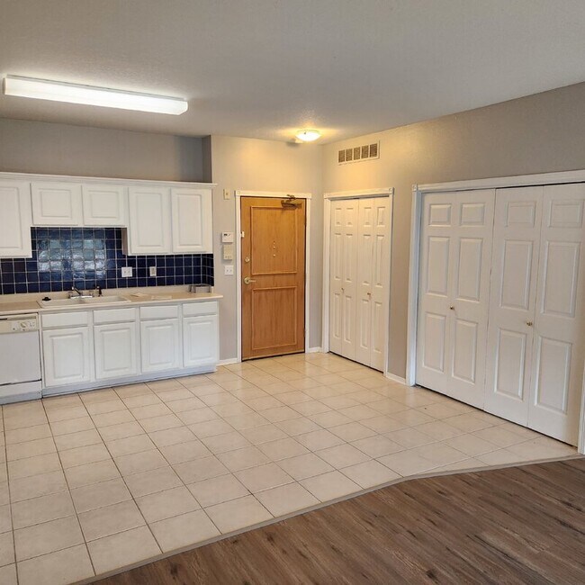 1335 SE Florence Dr unit 302, Waukee, IA 50263 - photo 2