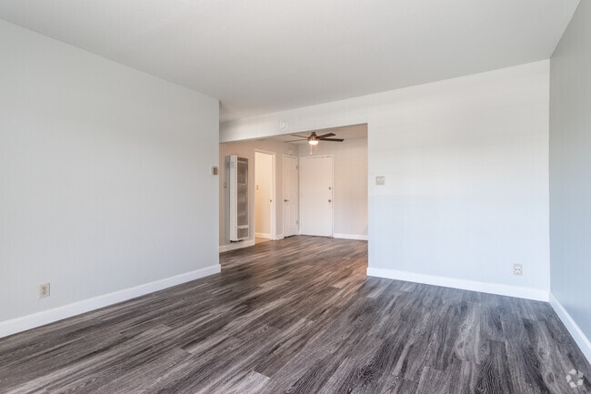 1BR, 1BA - 608 SqFt