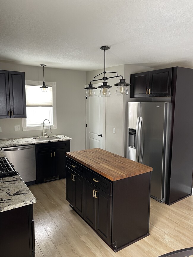 2703 Center St, Des Moines, IA 50312 - photo 5