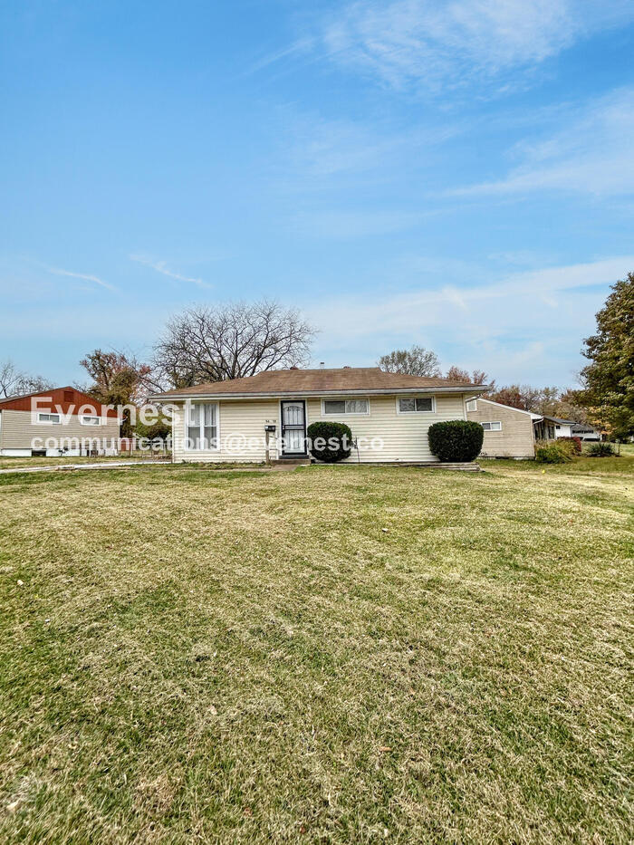 5672 Parchester Dr, Saint Louis, MO 63121 - photo 1