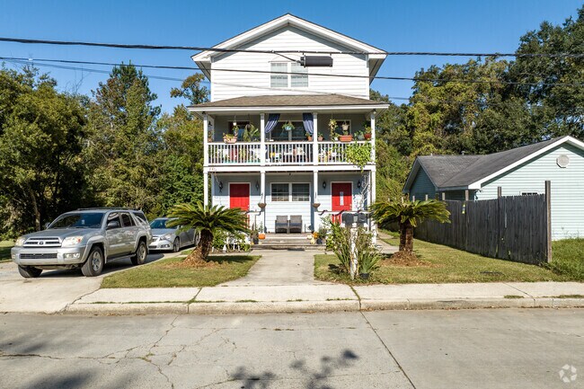 Residents can find three-story duplex homes in the neighborhood.