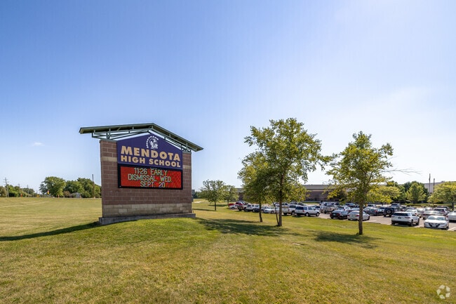 Mendota High School receives a B from Niche.