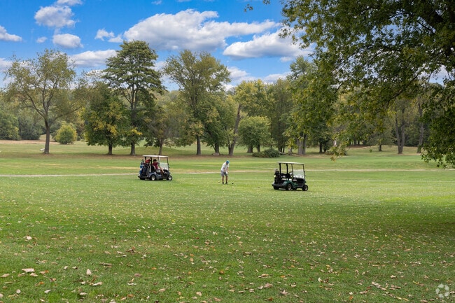 Winding River Golf Course near Sunshine Gardens is minutes from the downtown area.