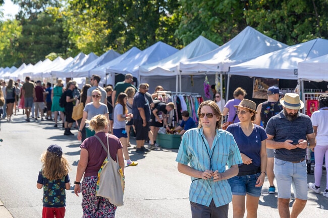 Crowds browse local art and handmade goods at the Ravenswood Art Walk.