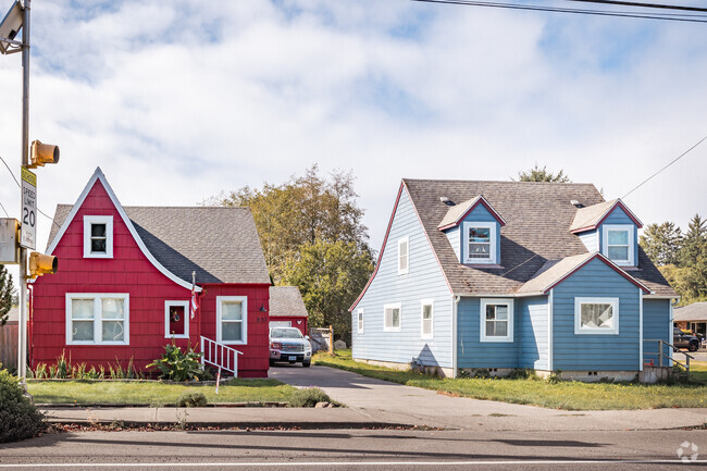 Find tudors and bungalows lining the streets in Warrenton and Flavel.