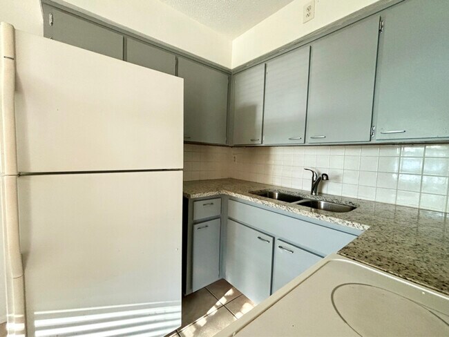 105 S Spring Blvd unit 9, Tarpon Springs, FL 34689 - photo 2