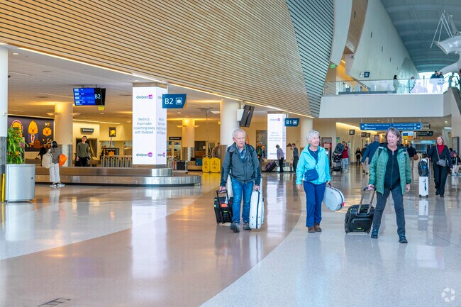 The San Jose Mineta Airport is the closest airport to Glen Una.