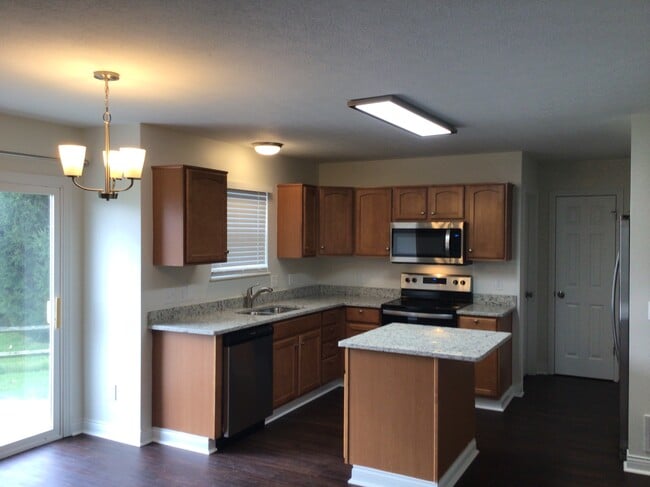 1557 Pheasant Run Dr, Newark, OH 43055 - photo 2