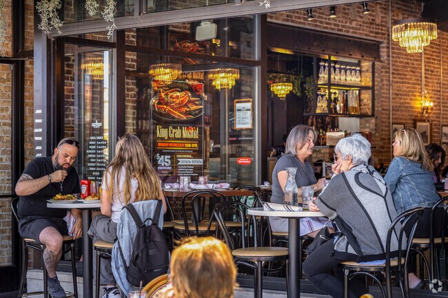 Washington Park residents can enjoy outdoor seating at nearby restaurants in Niles.