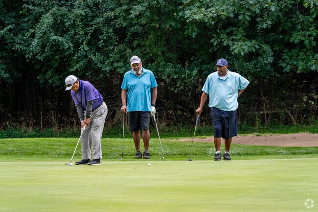Mound locals have many different golf courses in the Jackson area.