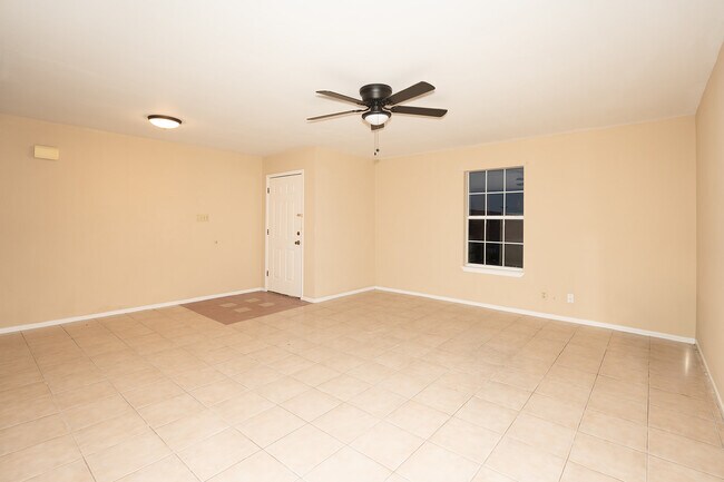 Entrance / living