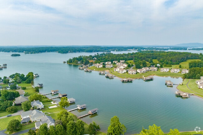 Many homes in Union Hall have private docks.
