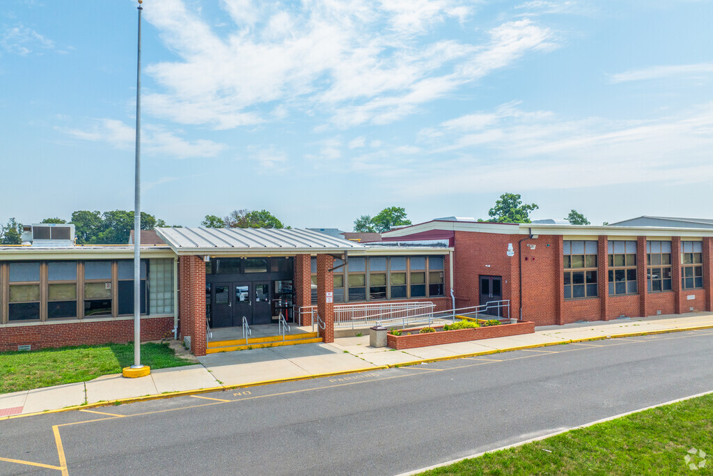 Niche.com gives Charles F. Seabrook School an overall B grade.