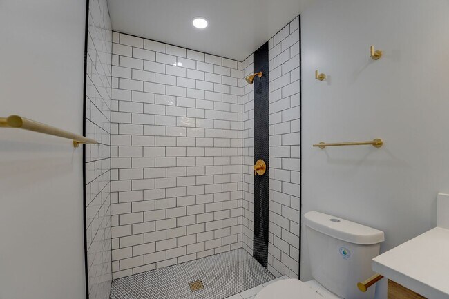 The Leland – Luxury Interiors. Coastal Energy. Fully Pet-Friendly Living in La Jolla., La Jolla, CA 92037 - photo 5