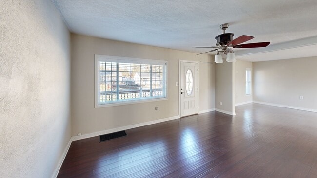 1306 Amos Ave, Des Moines, IA 50315 - photo 2