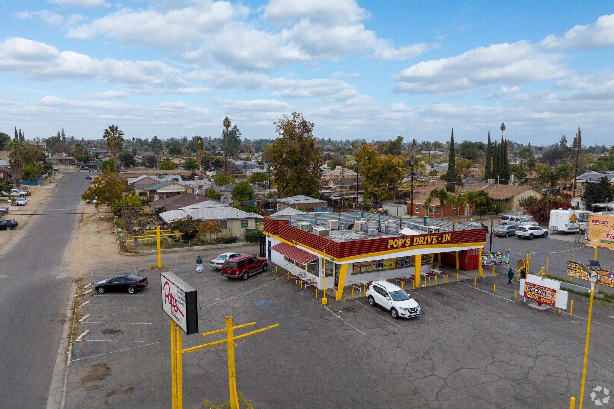 Pop's is your classic diner and hamburger spot servicing East Bakersfield.