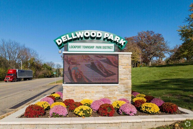 Dellwood Park offers a playground for kids and a disc golf course.