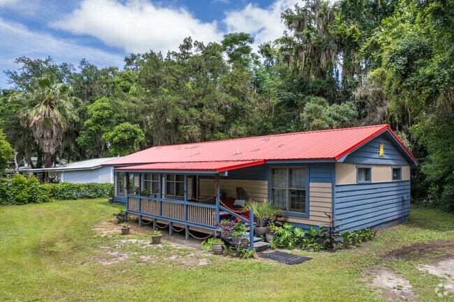 Ranch style homes with island flair pepper the streets of Crescent.