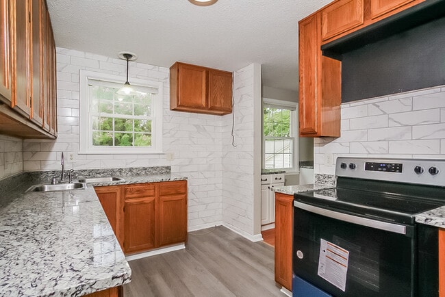 7704 Logan Dr SW, Huntsville, AL 35802 - photo 6