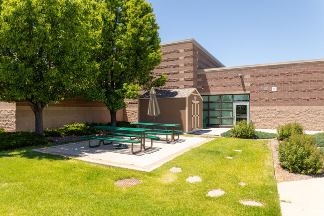 Aspen Crossing Elementary School offers outdoor seating for students.