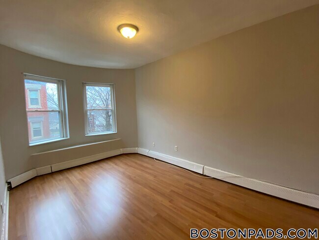 96 Woodledge St unit 3L, Dorchester, MA 02125 - photo 6