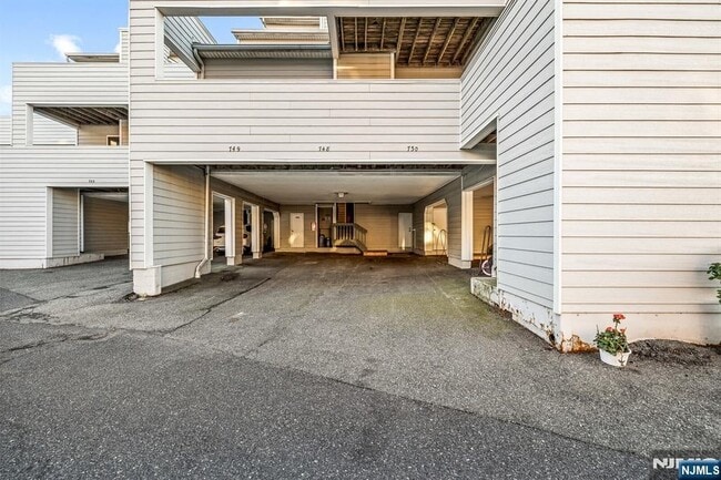 750 Mainsail Ln, Secaucus, NJ 07094 - photo 4