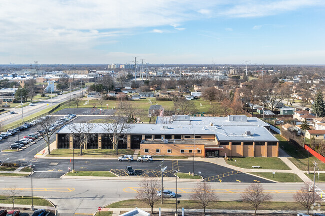 Washington Elementary School has great outdoor facilities and athletic fields for students.