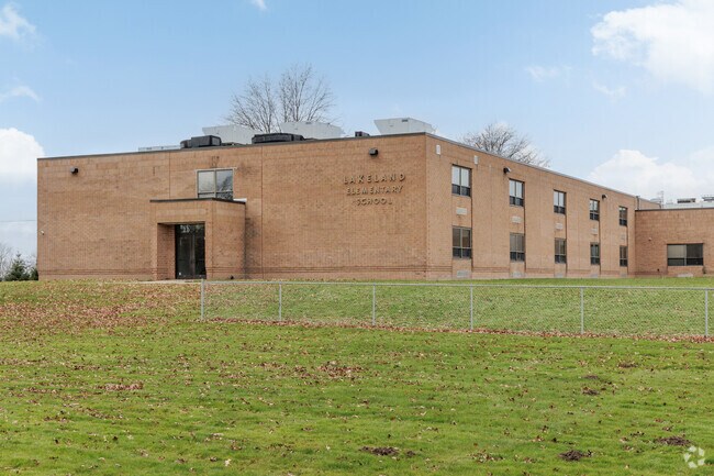 Lakeland Elementary School in Scott, PA has 15:1 student teacher ratio.