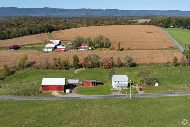 There are many mid sized farms in the Jordan area.