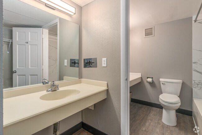 1BR, 1BA - 323SF - Bathroom