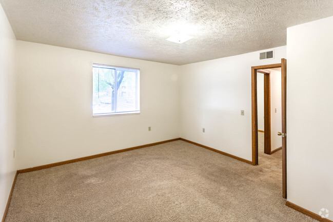 2 BR, 1 BA - 950 SF
