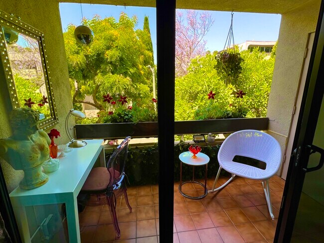 The Courtyards unit Updated Gorgeous Con, West Hollywood, CA 90069 - photo 4